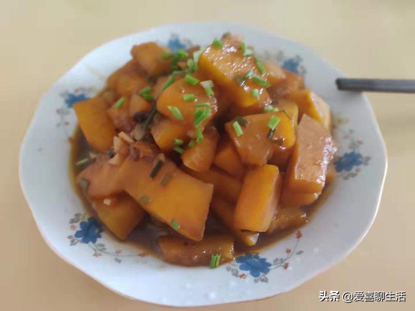 秋季，少吃土豆多吃它，买来去皮切块，锅中一炒，软糯喷香真馋人