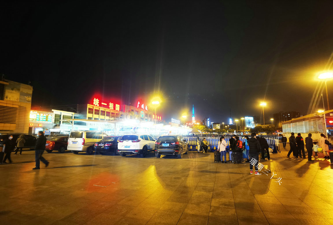 广州火车站标语,广州火车站的振兴中华谁写的