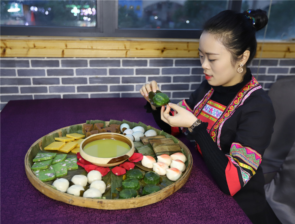 桂林藏在山洞里的油茶店,桂林开在半山腰的油茶店