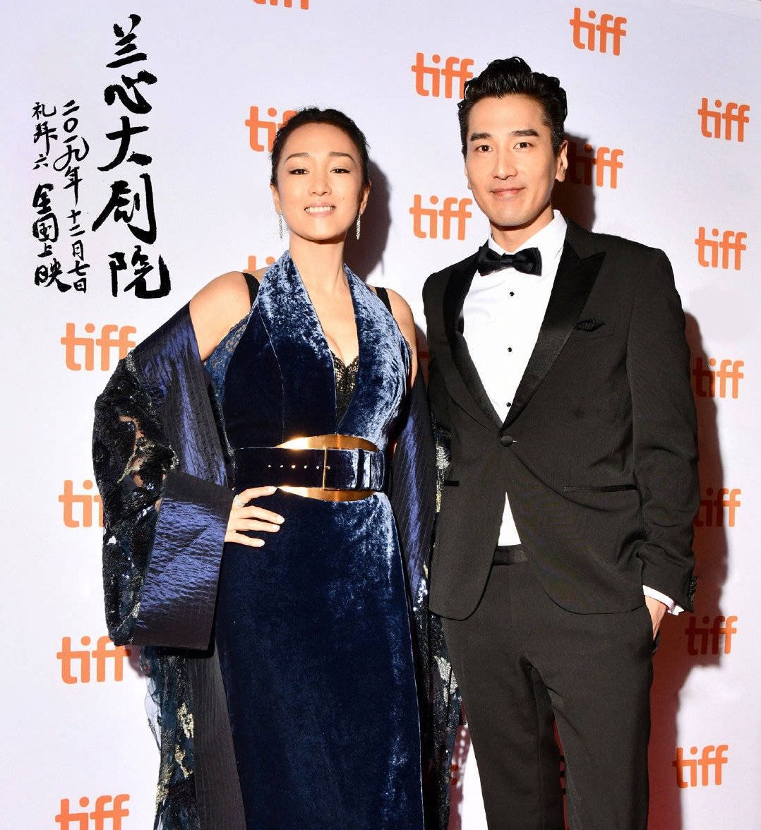 56岁巩俐与37岁赵又廷有吻戏,画面浪漫又唯美,网友:毫无违和感