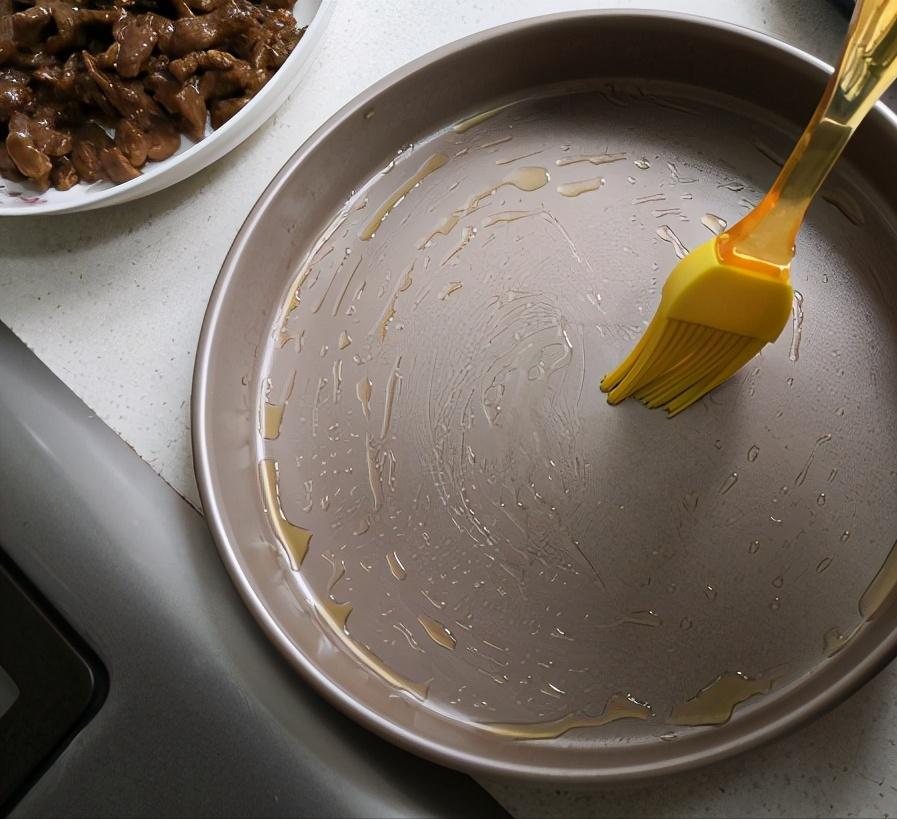 如何用六寸披萨做披萨,用披萨胚子做牛肉披萨