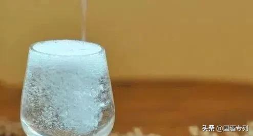 真茅台是否都有一点酒倒不出来,你是否也遇到过最尴尬的场景