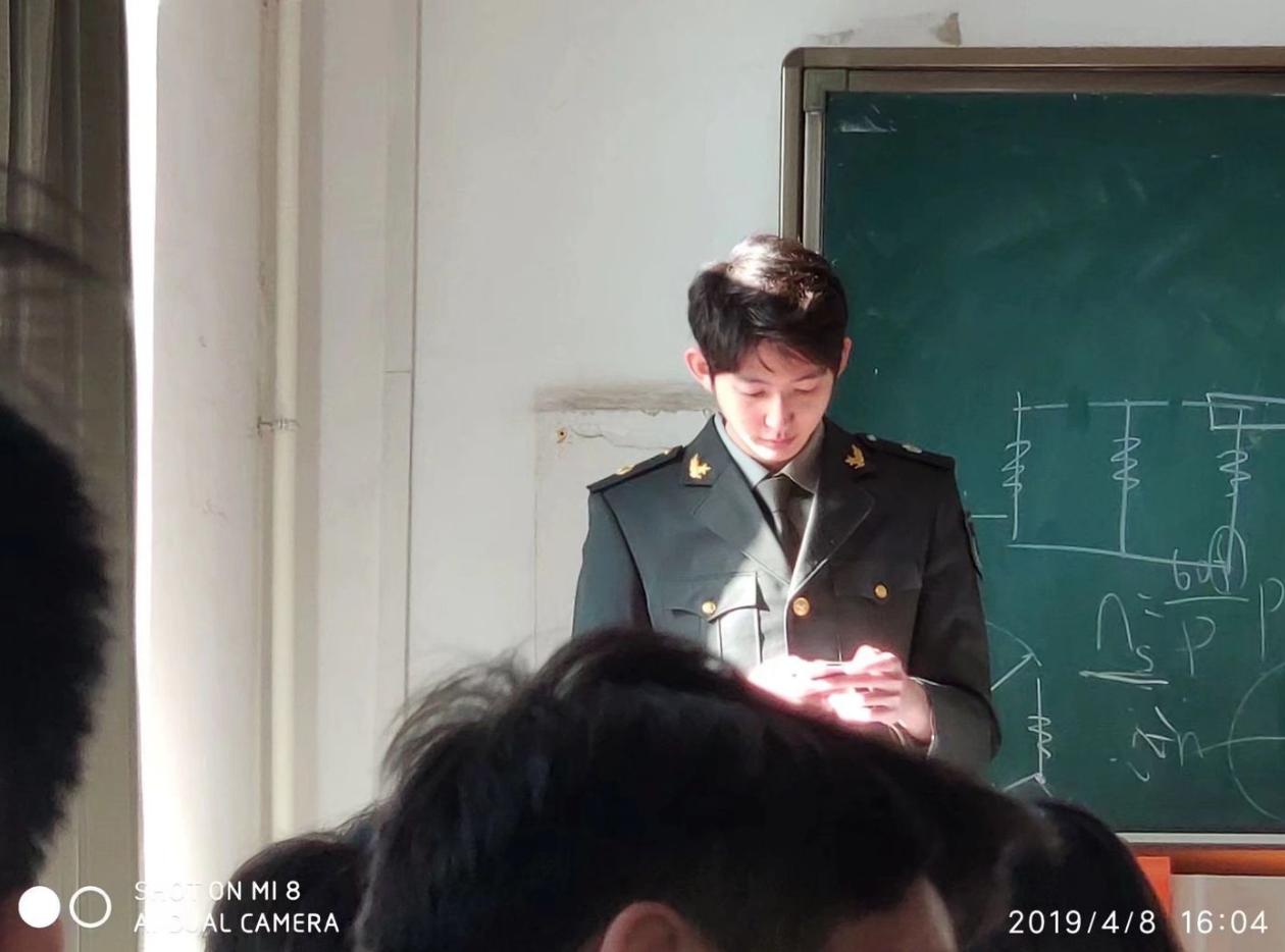 学识加成美得自然真实！温大老师像吴彦祖张震，思政老师撞脸Lisa