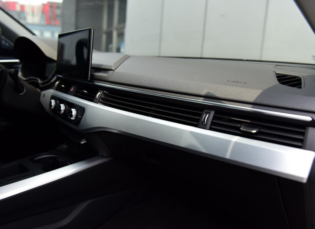 奥迪a4l乞丐版值得购买吗,全款买奥迪a4l豪华动感送什么