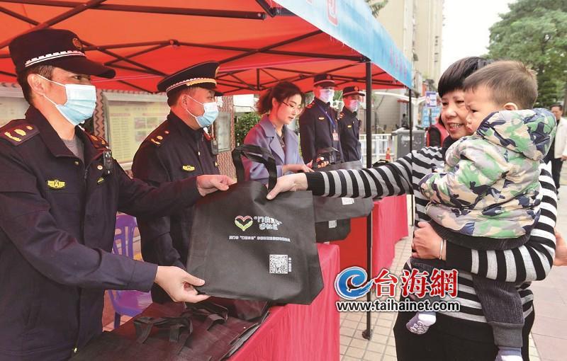 厦门门前三包整治地摊,街道开展门前三包宣传