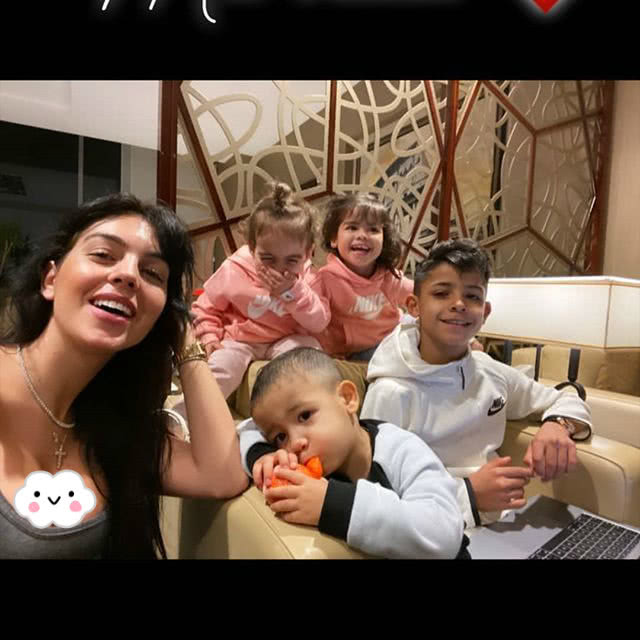 c罗女友晒度假全家福,C罗女友晒与女儿游玩照