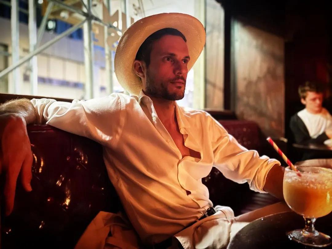 35岁的他登上中国版《时尚先生》封面,长得确实很帅