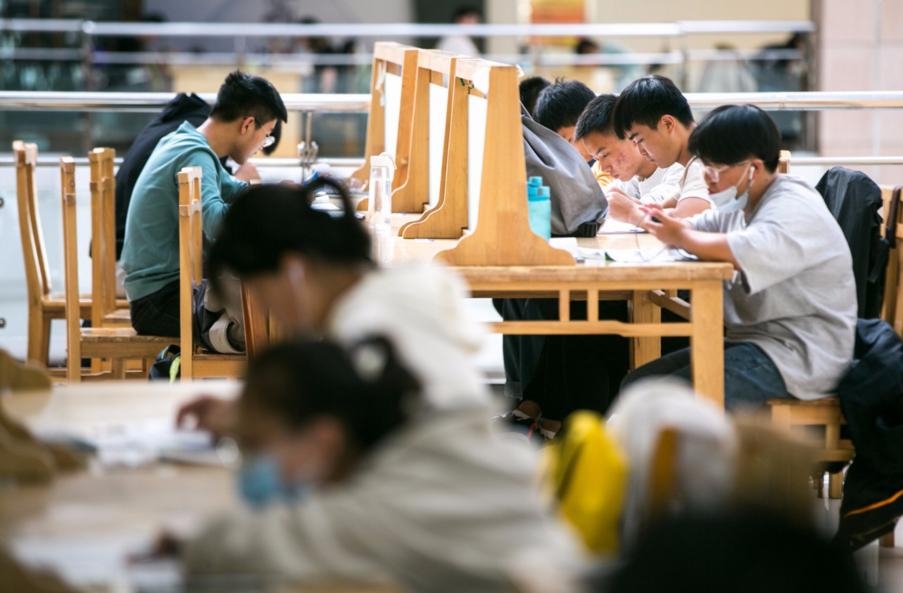 教师与公务员哪个好,教师跟公务员哪个更好