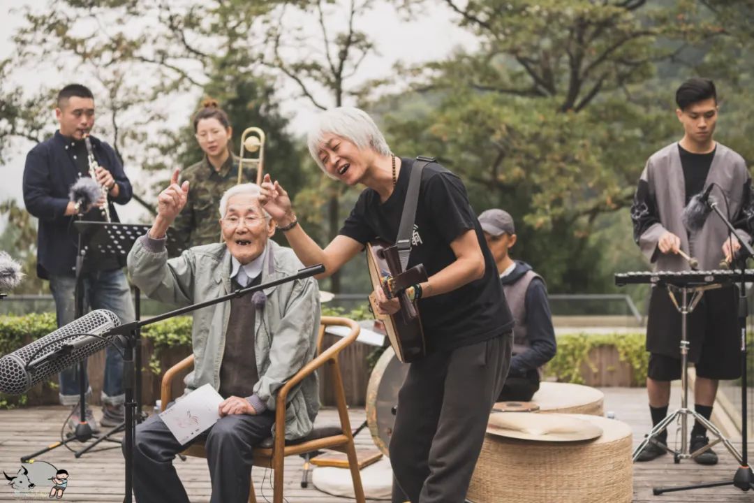 一个中年鬼才，整天逛公园，缠着大爷大妈给他唱歌