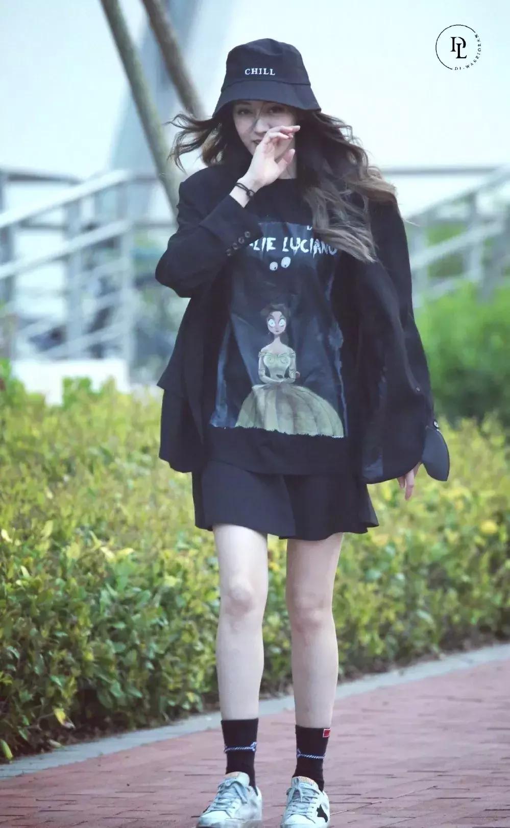 热巴当众撕衣服热舞,谁受得了