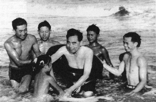 1961年，周恩来学习游泳，教练说，总理伤势太重，永远都学不会