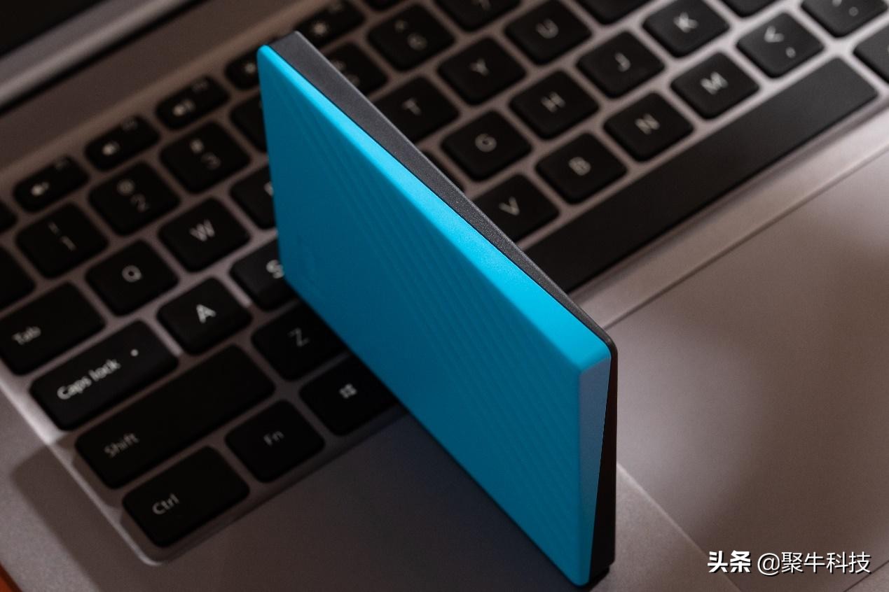 小巧的随身携带的固态硬盘,小巧方便携带的硬盘