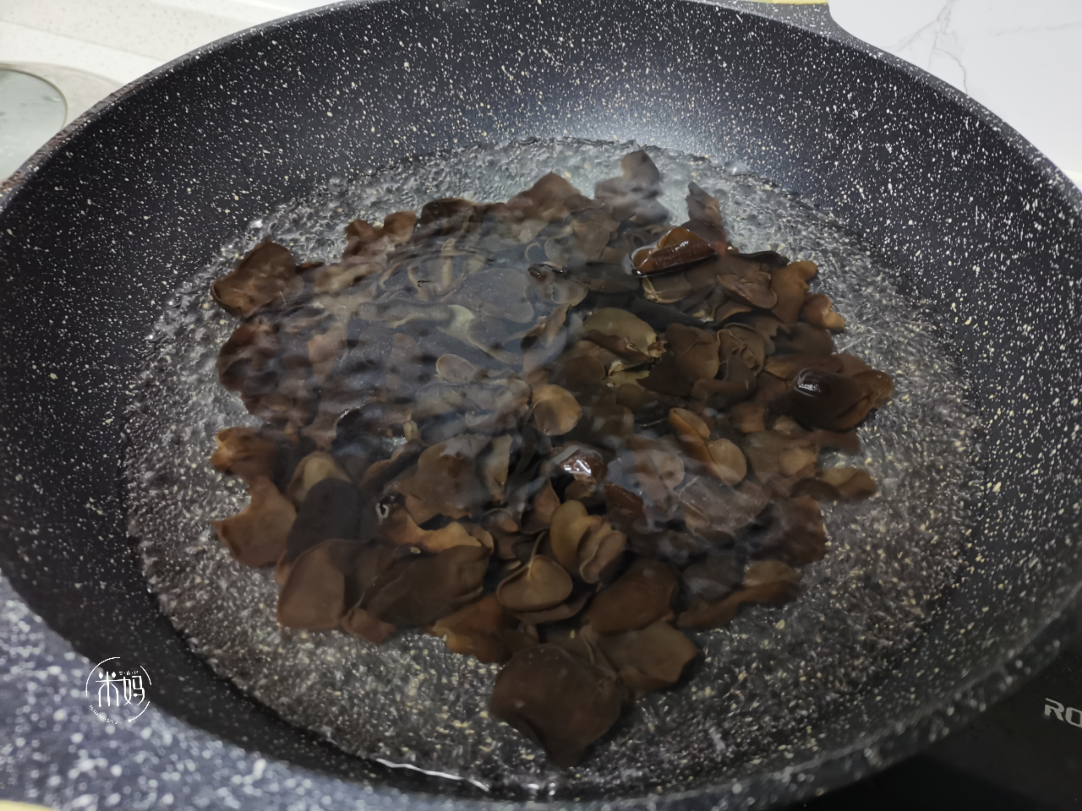 炒木耳老噼里啪啦响怎么避免,炒木耳噼里啪啦的是怎么回事