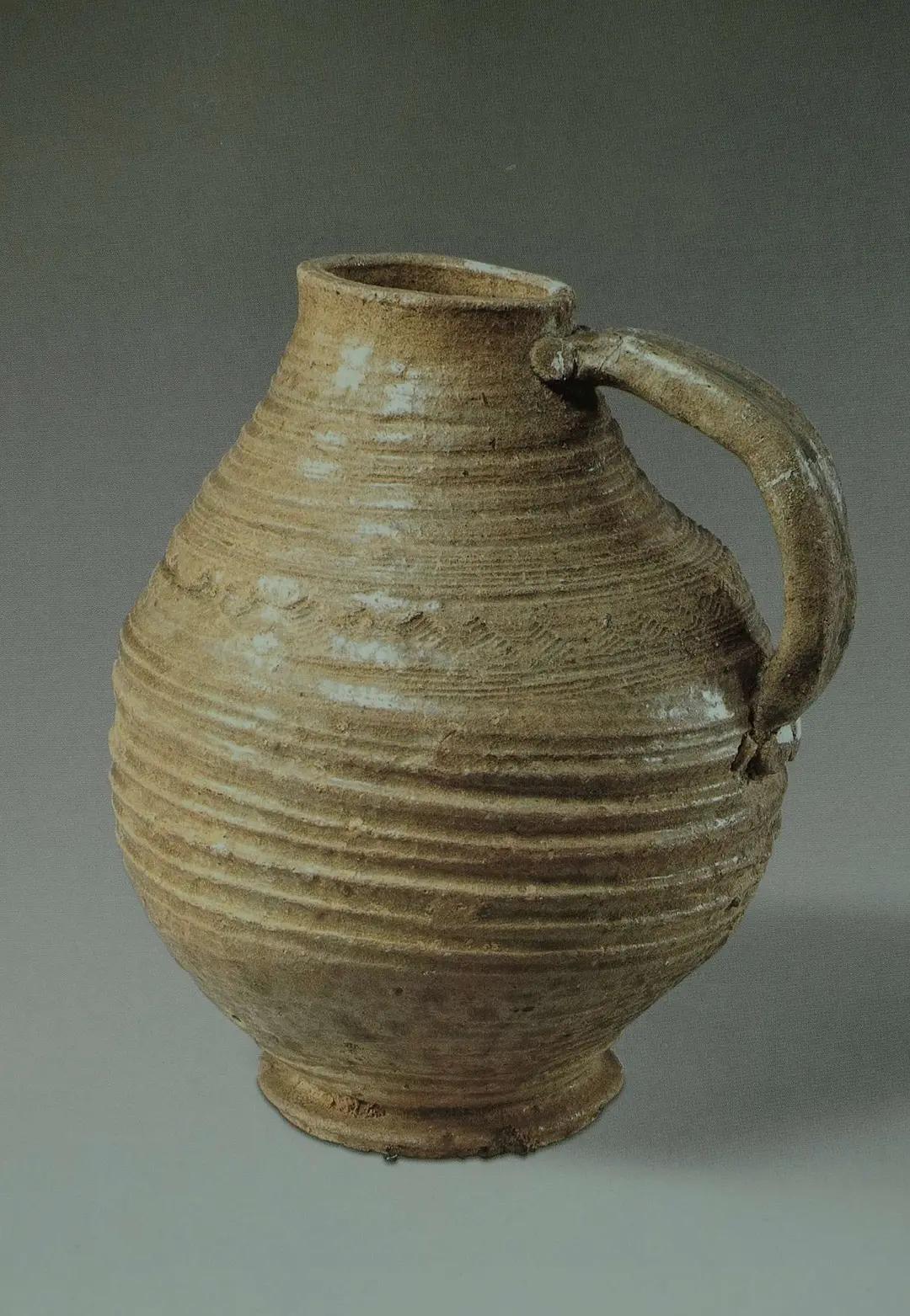 以诗意的情怀和专业的目光，品鉴古瓷之美