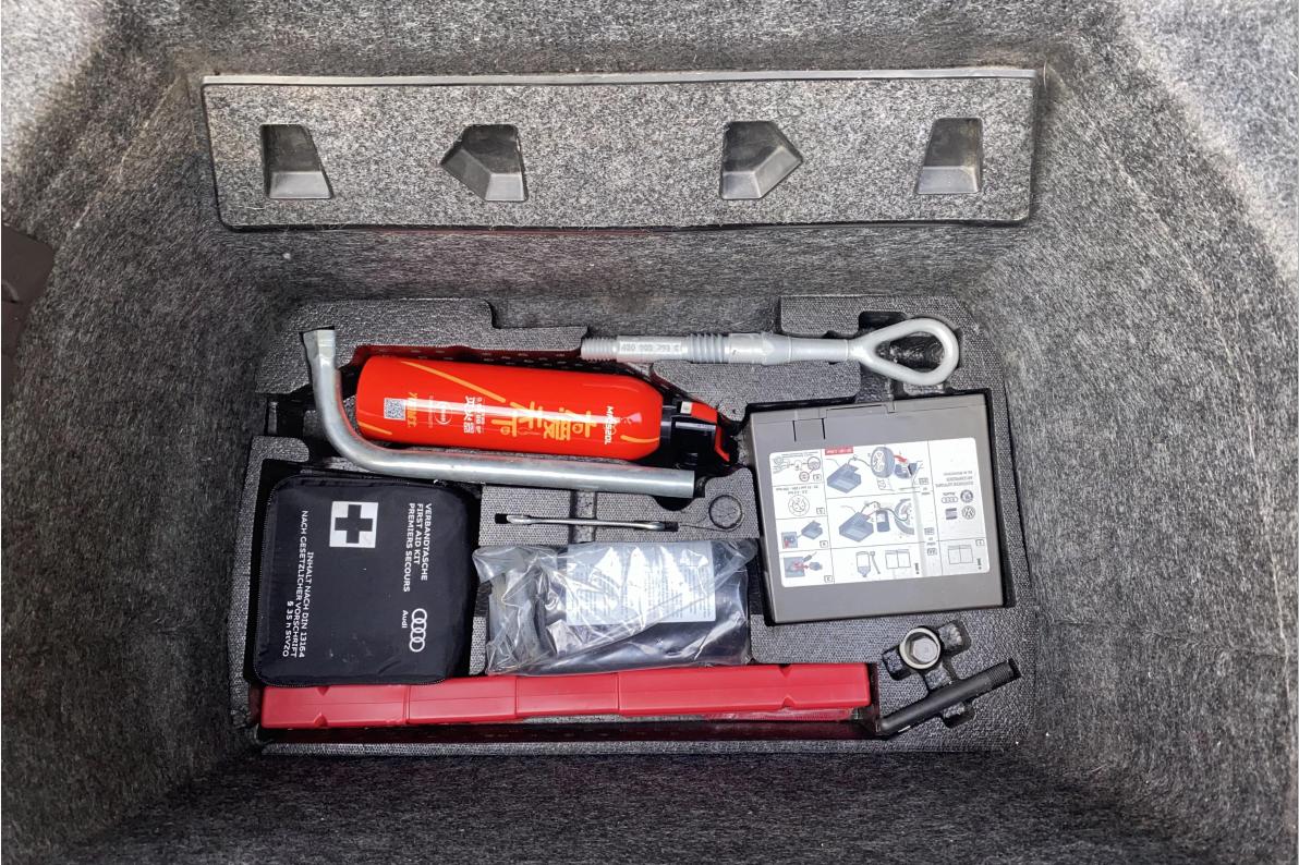 奥迪r808年敞篷二手,奥迪r8的真实视频