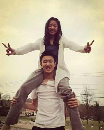 华谊千金晒男友与家人跨年聚会,华谊千金帅气男友