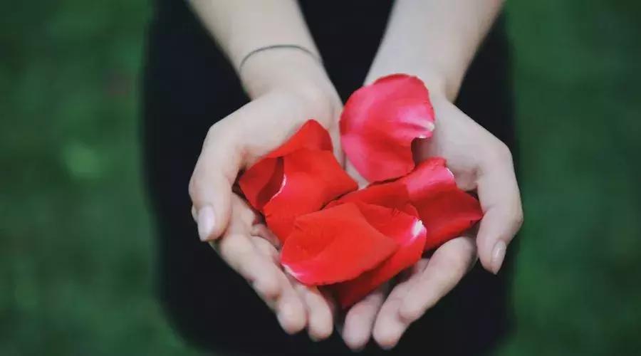 身体上有褐斑是怎么回事,身体上长褐斑是什么原因