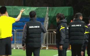 中甲赛场因争议判罚爆发冲突过程,中甲裁判判罚引冲突后续