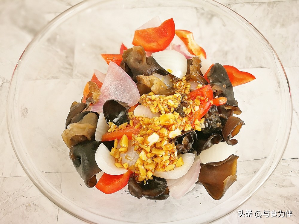 洋葱拌木耳洋葱泡水吗,洋葱拌木耳洋葱怎么做才不会辛辣