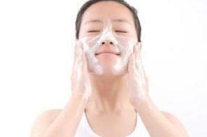 抿嘴上嘴唇很多白色颗粒怎么消除,抿嘴时下嘴有小颗粒是怎么回事