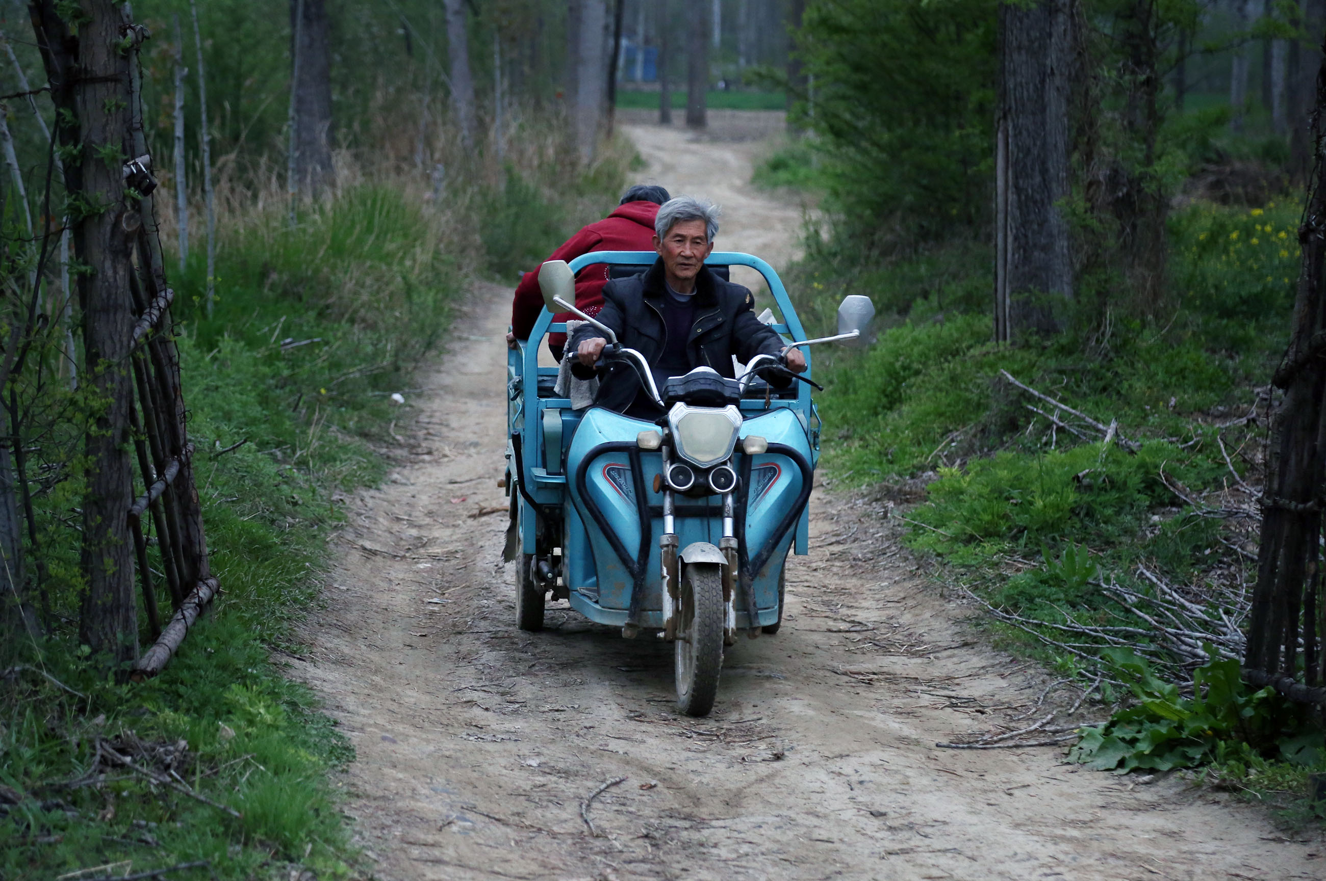 儿子去世后欠下12万外债，7旬夫妇隐居荒岛创业，8年还清欠款