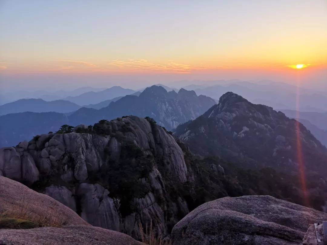 秋至黄山：当秋光与山色齐放