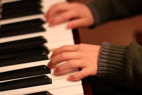 怎么用最简单的钢琴教程弹少年,如何弹钢琴指法视频教学