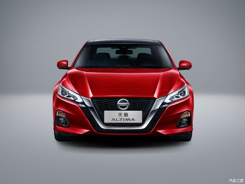 小胡说车日产天籁,小汪试车日产天籁