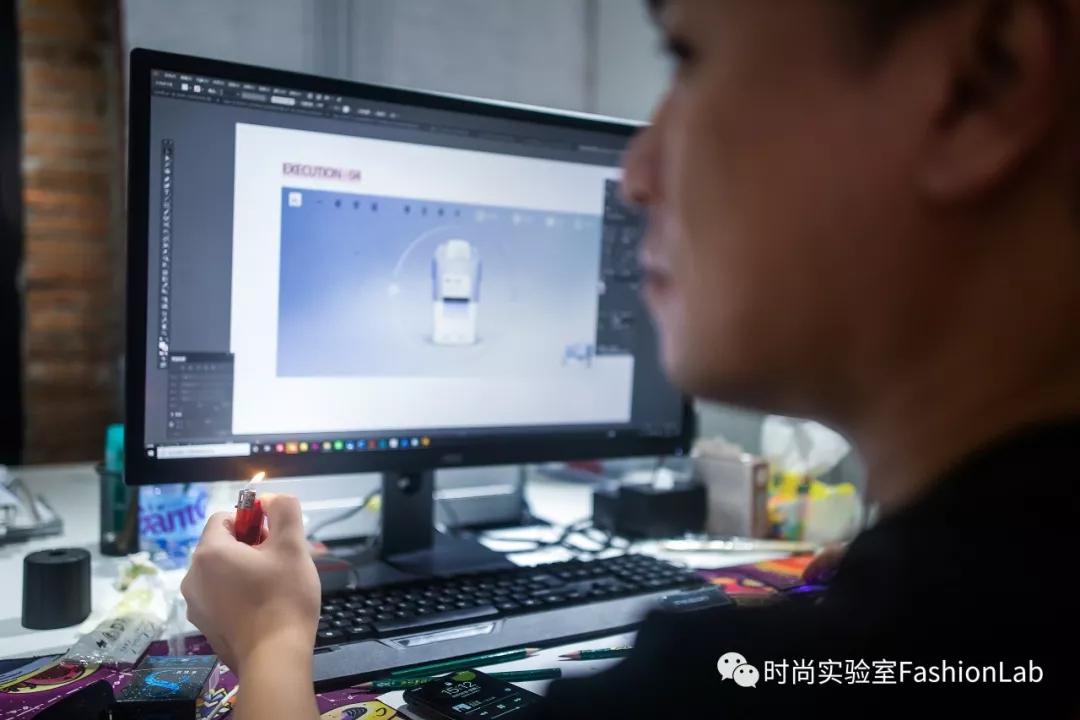 无论他多有钱都会拿走你的打火机,不管你的朋友多有钱都会拿打火机