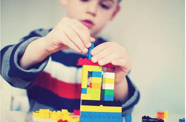 孩子爱咬衣服是感统失调吗,孩子爱咬衣服怎么回事