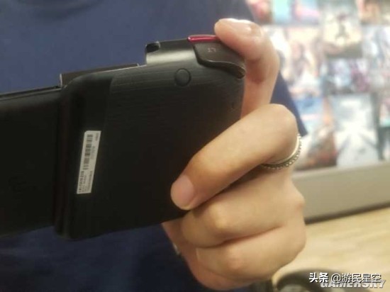 这款手柄外设能助你在《和平精英》中场场“吃鸡”