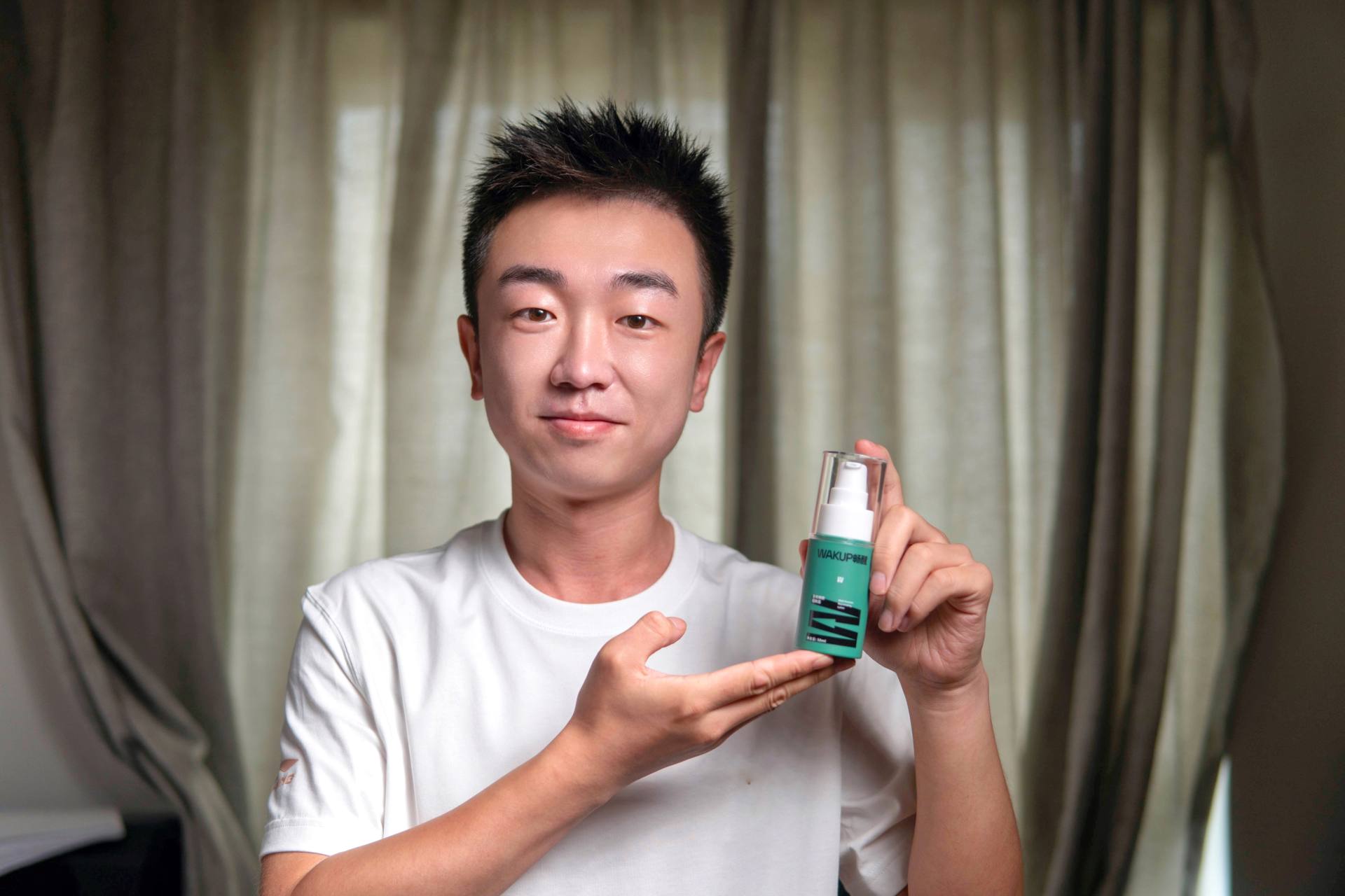 打工男孩的精致日常:一瓶十效,简单高效的畅醒多效焕颜醒肤露