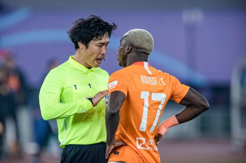 中超金哨5次关键判罚惹争议,韩国裁判执法中超联赛