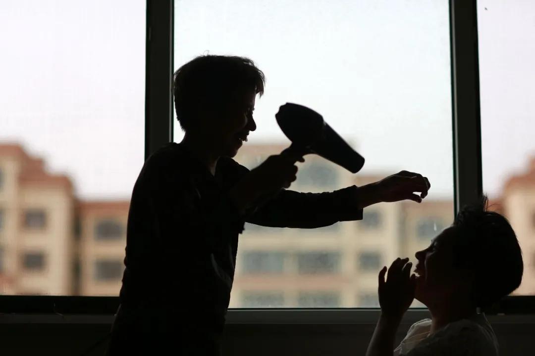 2000块钱的吹风机跟100的区别,2000元的吹风机