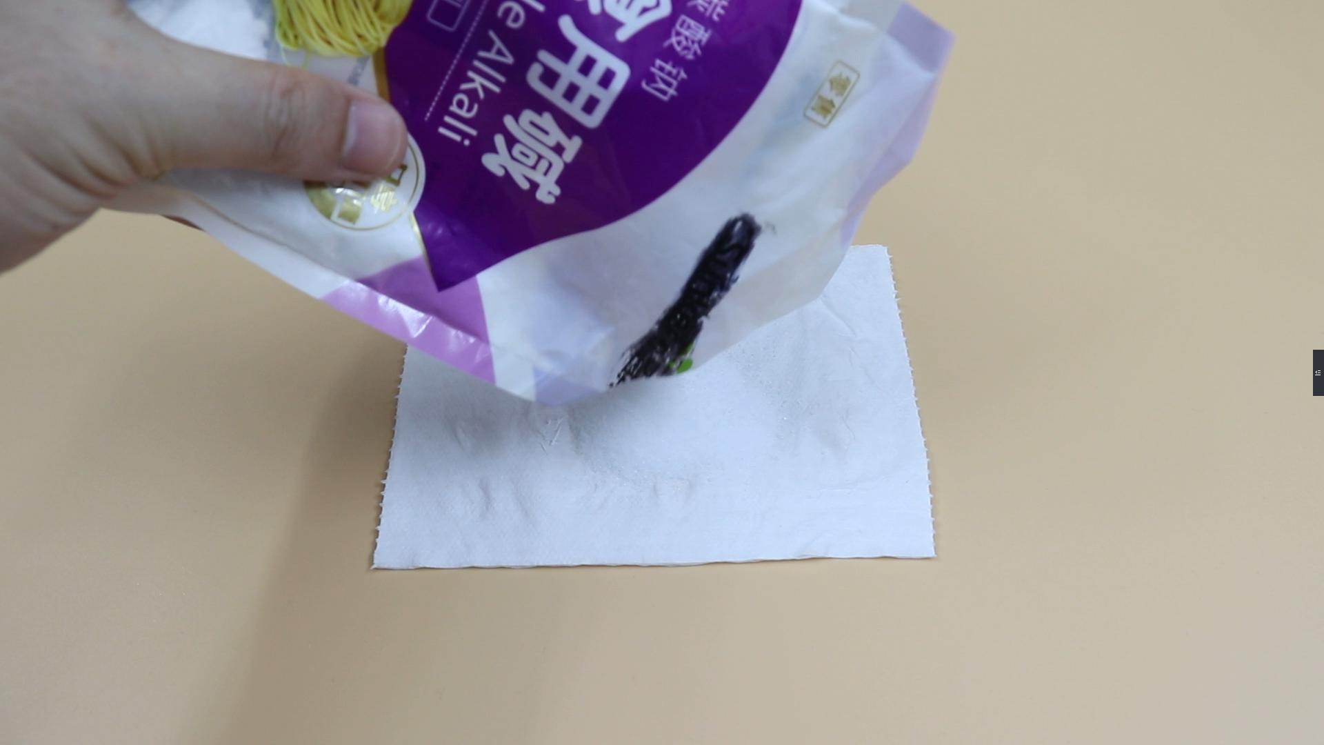 衣服上粘了纸质标签胶印怎么去除,怎样去除水壶商标上的标签胶印