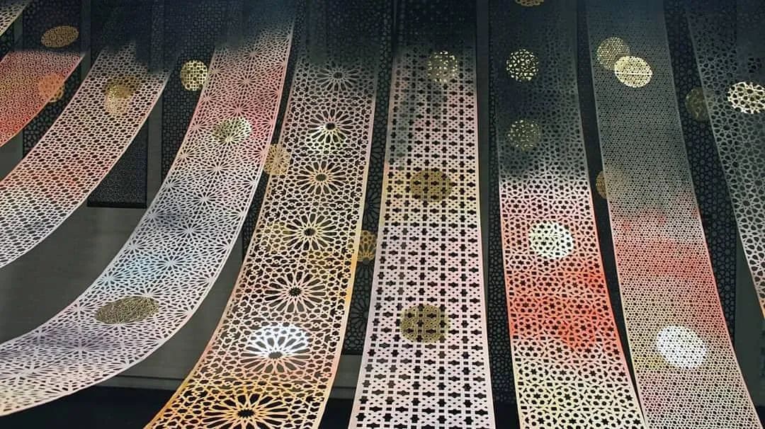 她用一把手术刀在2毛钱废报纸上雕出精美图腾,一幅卖60万