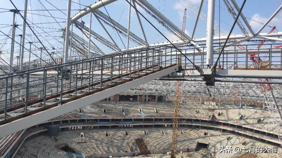 凤凰山体育中心足球场高清,凤凰山体育中心专业足球场