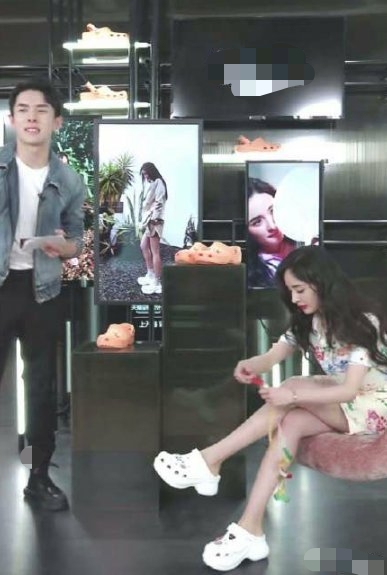 杨幂穿涂鸦短裙现身李佳琦直播间,杨幂合体李佳琦直播