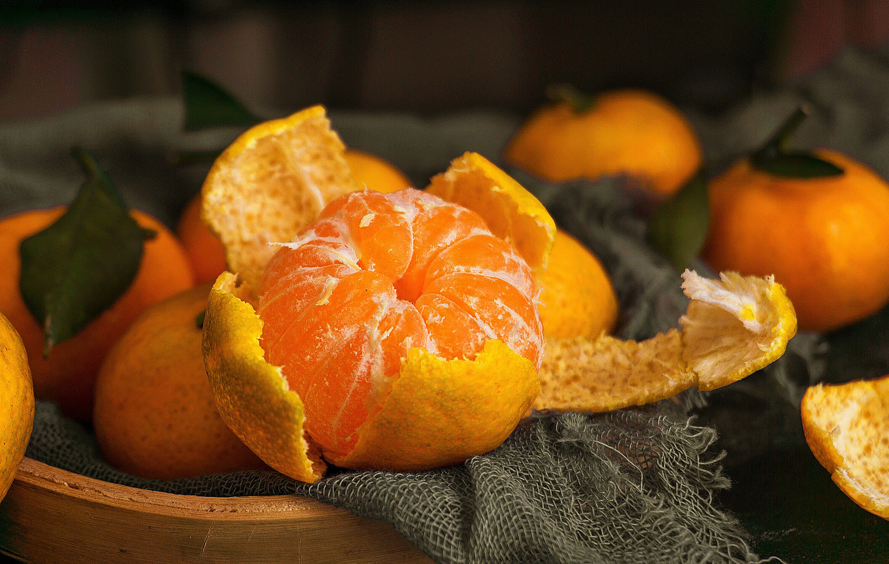 怎么样吃橘子的小技巧,又到了吃橘子的季节学会4个技巧