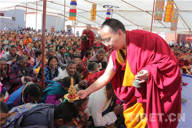 十一世班禅在托林寺为信教群众举行长寿灌顶法会