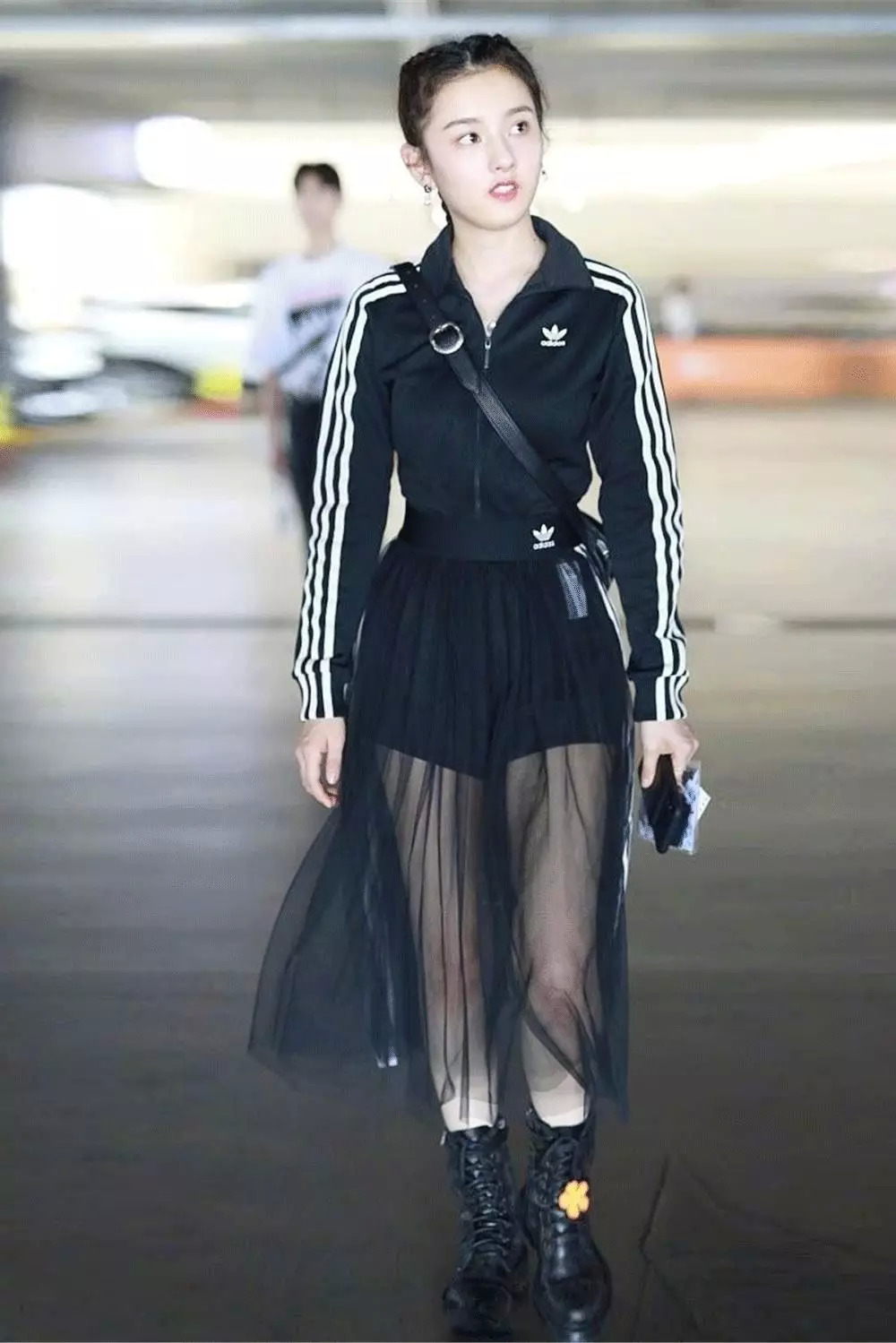 一点也不热，酷妹的马丁靴里都有空调