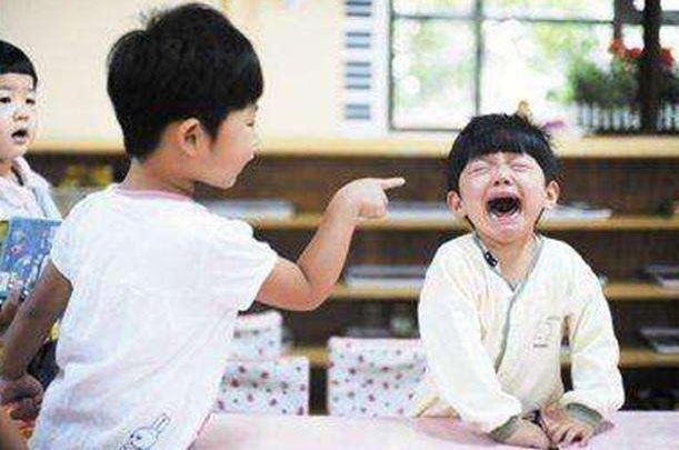 “我能打回去吗？”3个宝妈不同的反应，造就3个孩子不同的未来