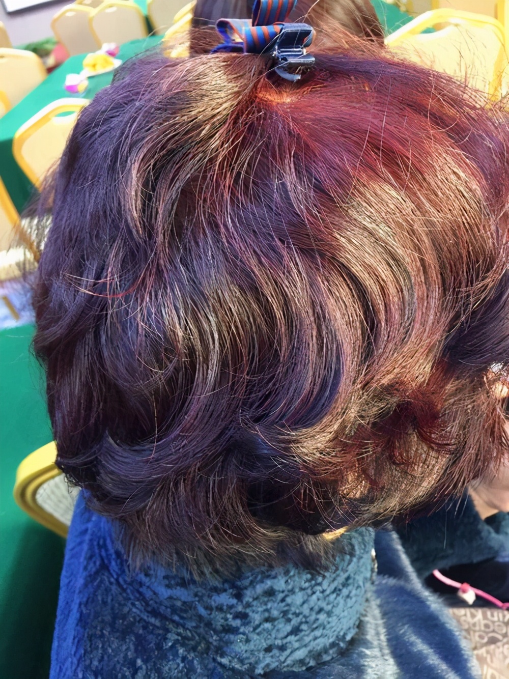 把头发染白发伤害大吗,老年人为什么爱染红色的头发