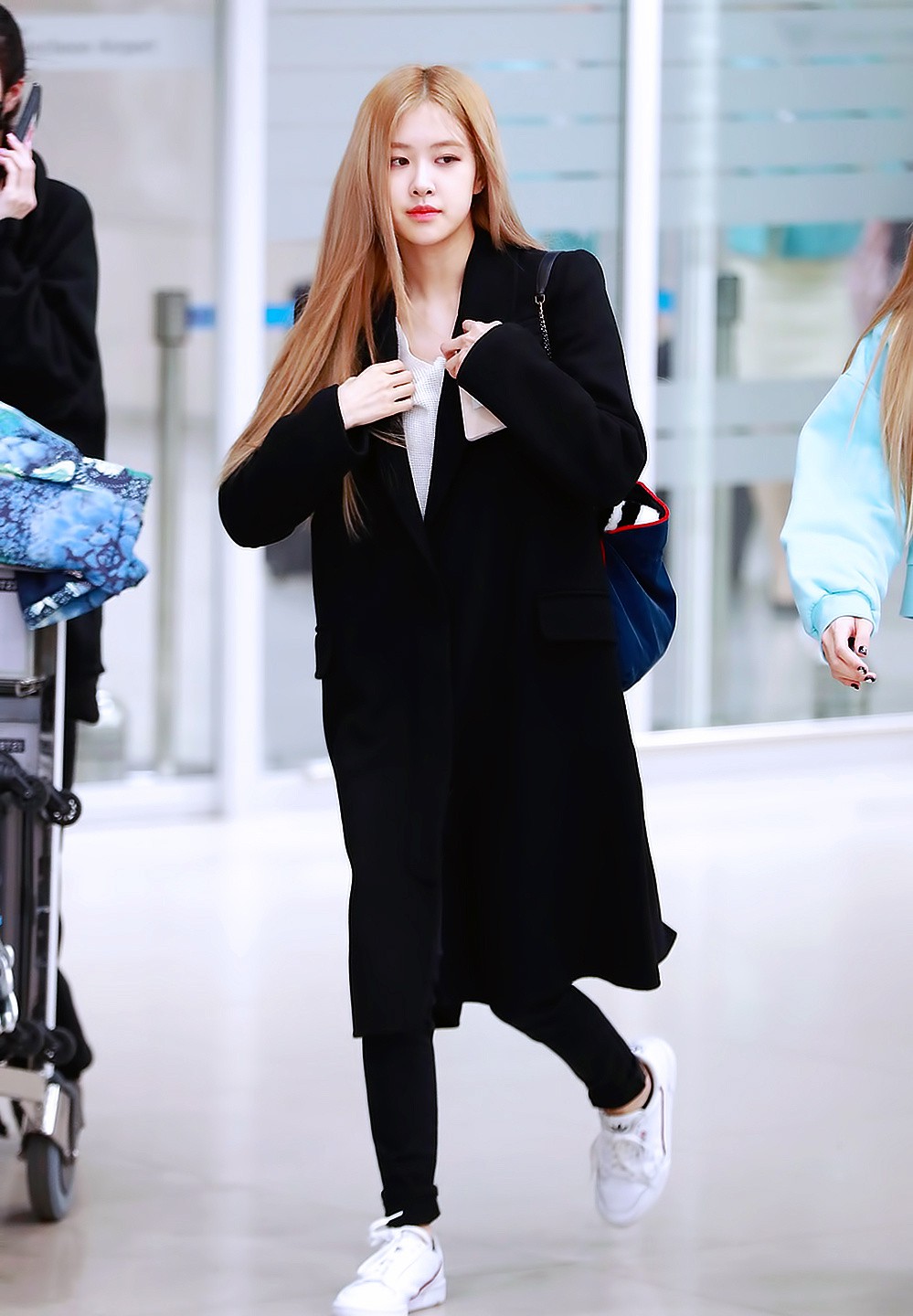 粉丝称她为“澳洲小玫瑰”，针织衫牛仔裤搭西装出镜，潇洒酷甜