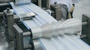 央视新闻联播比亚迪口罩,五菱口罩上央视新闻联播