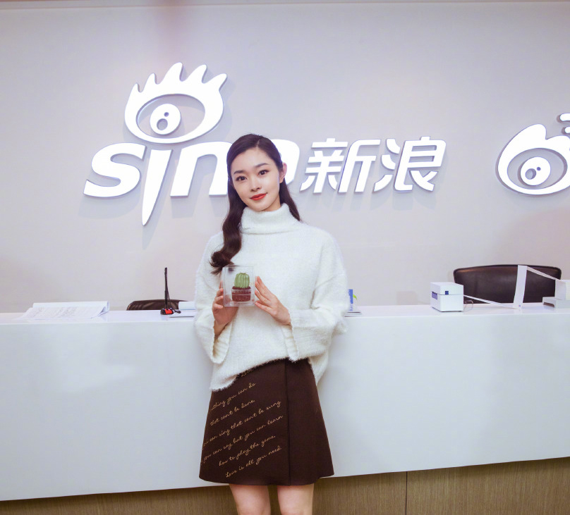 《庆余年》中她是范闲迷妹，今穿蓝色印花抹胸裙，秀香肩惊艳迷人