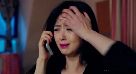 妈妈靠女儿赚钱女儿身患疾病,父母拼命挣钱女儿拼命花钱