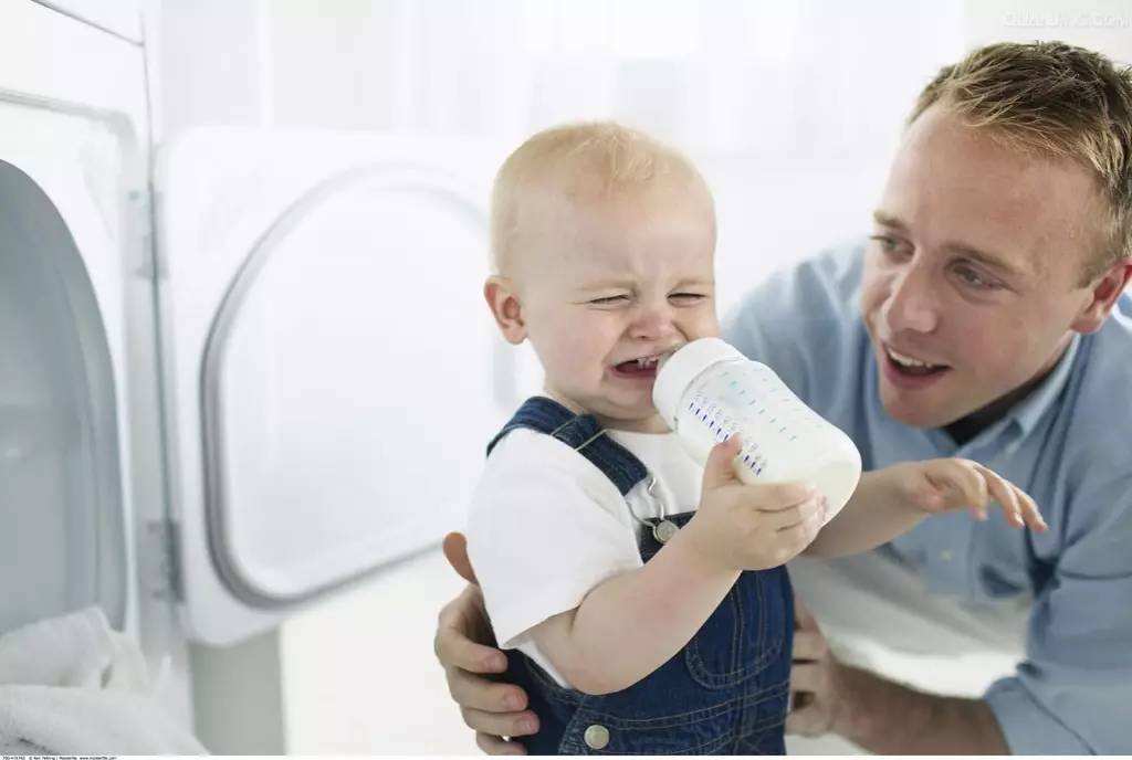 感觉奶不够为什么孩子还吐奶,感觉奶不够宝宝吃怎么办