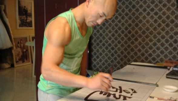 被逼发威的职业选手发声明：健身教练激怒我出手，才将他打挺在地