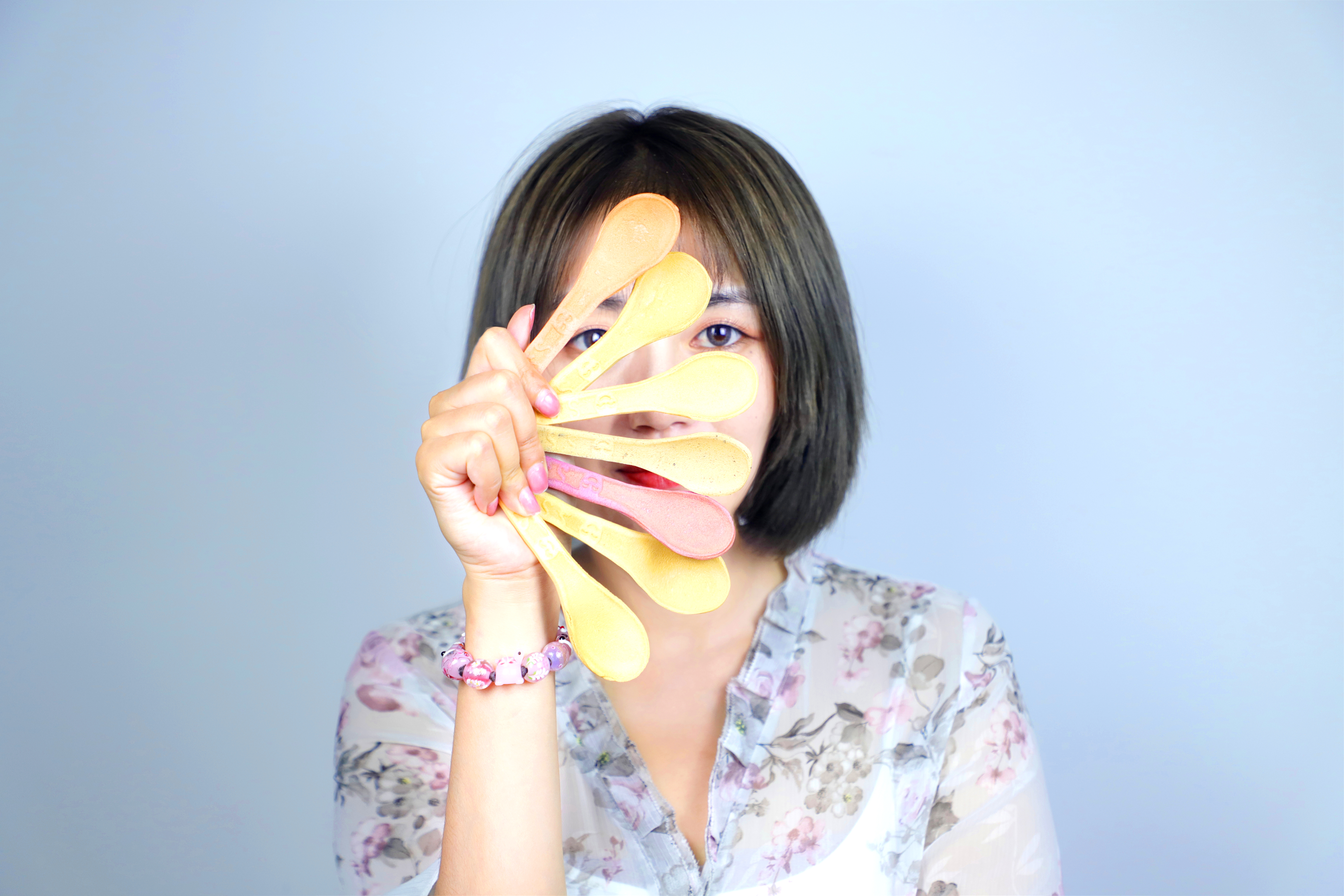 如果不小心把勺子给吞了怎么办,旁边人吓得够呛